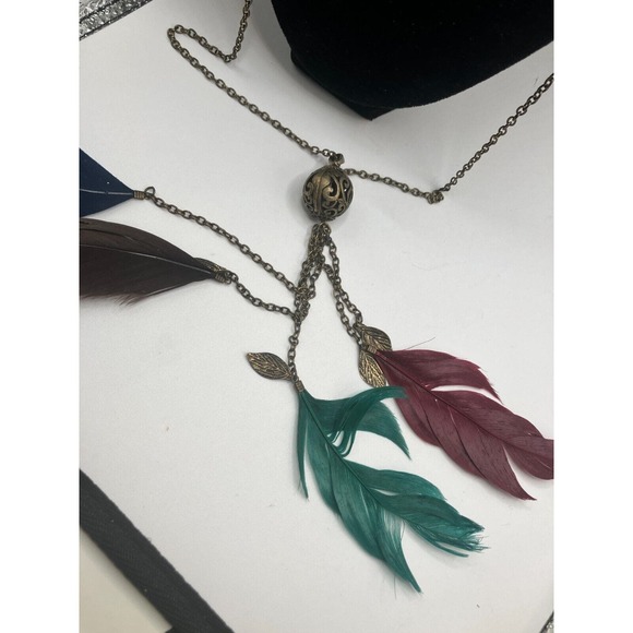 4 Colored Feathers with Metal Ball & Leaves Chain 34" Necklace! - Picture 6 of 10